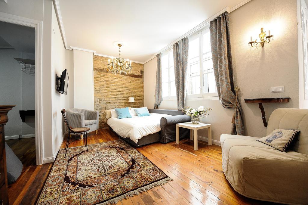 Heart Of Pamplona Apartments II By Clabao Номер фото